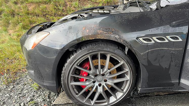 A9 bei M&uuml;nchberg: Maserati f&auml;ngt w&auml;hrend der Fahrt Feuer - hoher Schaden