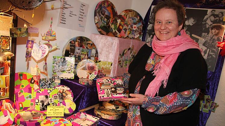 Kunterbunte Collagen, beklebte Schächtelchen oder auch Kunstwerke - Regina Steinweg auf dem Kunsthandwerkermarkt im Burggut. Foto: Sonja Adam