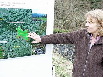 Cordula Kelle-Dingel zeigt auf das Kartiergebiet.  Fotos: Friedwald Schedel