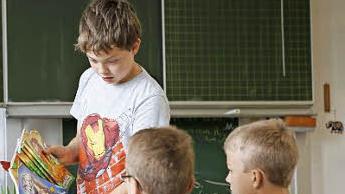 Julien aus der GS Melkendorf verteilt das Häfft-Paket, den 3. Preis, an seine Klassenkameraden. Foto: