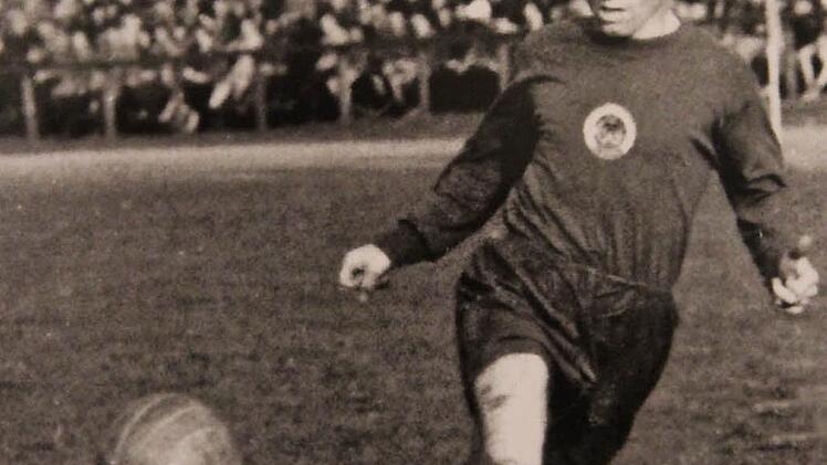 Hier stürmt Siegfried Kaiser für Wismut Aue Repro: Manja von Nida