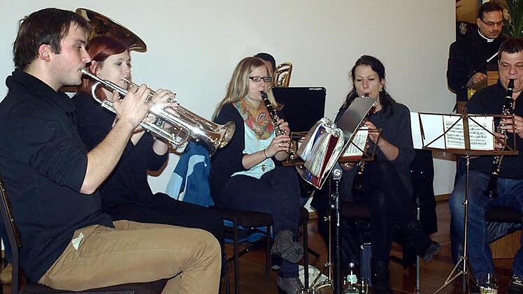 Pfarrer Richard F. Reis (hinten rechts) bei seiner Laudatio für die ehrenamtlichen Helfer und Helferinnen beim Neujahrsempfang 2017. Im Vordergrund ein Teil der Bläsergruppe des Musikvereins Steinwiesen, der die Feier musikalisch umrahmte. Foto: Susanne Deuerling