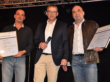 Bernhard Schäfer (links) und Peter Schäfer (rechts) wurden mit der Ehrenurkunde der Handwerkskammer für Unterfranken für 25-jährige Tätigkeit in der Firma Schreiber geehrt. Es gratulierte Firmeninhaber Lothar Schreiber (Mitte).  Foto: Petra Heurich