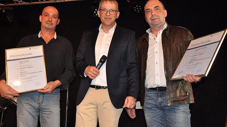 Bernhard Schäfer (links) und Peter Schäfer (rechts) wurden mit der Ehrenurkunde der Handwerkskammer für Unterfranken für 25-jährige Tätigkeit in der Firma Schreiber geehrt. Es gratulierte Firmeninhaber Lothar Schreiber (Mitte).  Foto: Petra Heurich