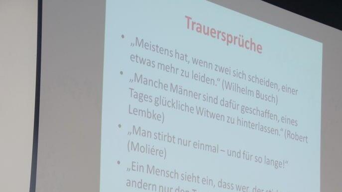 Peter Witton zeigte Cartoons zu den Themen Trauer sowie ungewöhnliche Todesanzeigen und Grabstein-Inschriften.