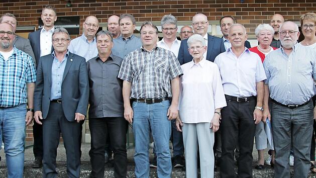 Sie haben sich aktiv um den SSV Kasendorf verdient gemacht: So unter anderem Kuni Gro&szlig;, seit 1987 bis heute als Leiterin der Gymnastikgruppe (vorne, Vierte von rechts; dahinter BLSV-Kreisvorsitzender Lothar Seyfferth. Fotos: Klaus Klaschka