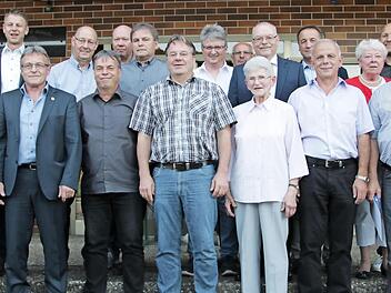 Sie haben sich aktiv um den SSV Kasendorf verdient gemacht: So unter anderem Kuni Groß, seit 1987 bis heute als Leiterin der Gymnastikgruppe (vorne, Vierte von rechts; dahinter BLSV-Kreisvorsitzender Lothar Seyfferth. Fotos: Klaus Klaschka