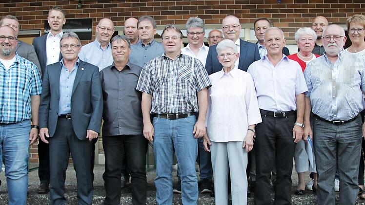 Sie haben sich aktiv um den SSV Kasendorf verdient gemacht: So unter anderem Kuni Groß, seit 1987 bis heute als Leiterin der Gymnastikgruppe (vorne, Vierte von rechts; dahinter BLSV-Kreisvorsitzender Lothar Seyfferth. Fotos: Klaus Klaschka