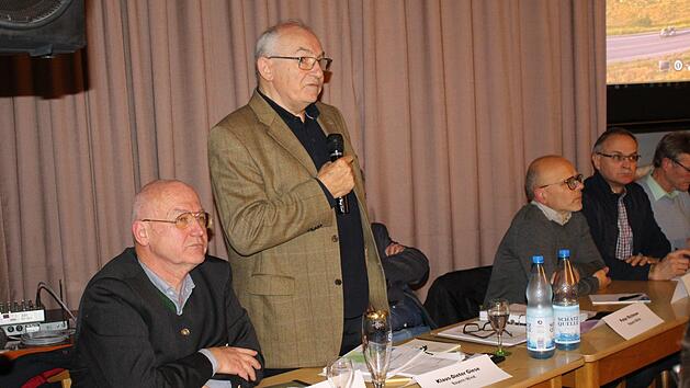 Albert Sch&ouml;n und Klaus-Dieter Giese (v.l.) stellten das Projekt "Windkraftwerk Ro&szlig;bacher Forst" vor. Foto: Julia Raab