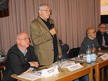 Albert Schön und Klaus-Dieter Giese (v.l.) stellten das Projekt "Windkraftwerk Roßbacher Forst" vor. Foto: Julia Raab