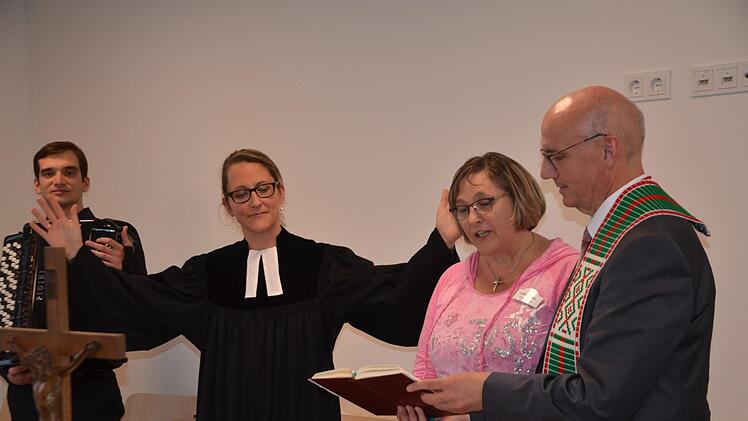 Nina-Dorothee Mützlitz und Helmut Hetzel nahmen die Einrichtungsleiterin Irmgard Walz beim Segensspruch in ihre Mitte.