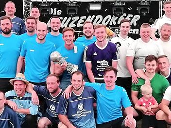 Die drei Erstplatzierten v. l. beim Freizeitturnier des TSV Pfarrweisach: Klingeltruppe (blaugraue Trikots, 2. Platz), John Allstars (hellblaue Trikots, Sieger) und Hakuna Matata (weiße Trikots, 3. Platz)  Foto: Wolfgang Dietz