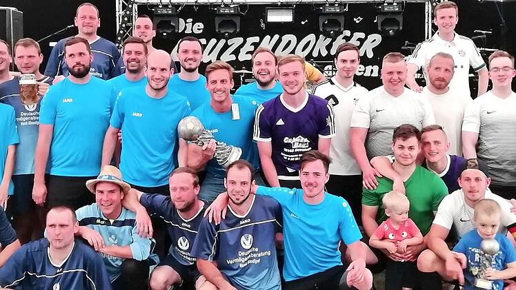 Die drei Erstplatzierten v. l. beim Freizeitturnier des TSV Pfarrweisach: Klingeltruppe (blaugraue Trikots, 2. Platz), John Allstars (hellblaue Trikots, Sieger) und Hakuna Matata (weiße Trikots, 3. Platz)  Foto: Wolfgang Dietz