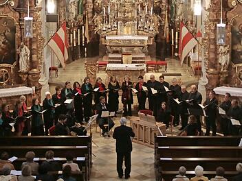 Ein sehr hörenswertes Konzert gab der Kammerchor Hof mit Instrumentalisten in der Basilika Marienweiher, die jetzt für ein Jahr schließt. Das Gotteshaus muss grundlegend saniert werden. Foto: Klaus Klaschka