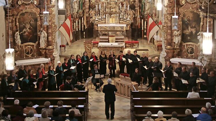 Ein sehr hörenswertes Konzert gab der Kammerchor Hof mit Instrumentalisten in der Basilika Marienweiher, die jetzt für ein Jahr schließt. Das Gotteshaus muss grundlegend saniert werden. Foto: Klaus Klaschka