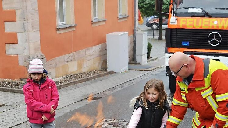 Das L&ouml;schen mit der K&uuml;belspritze will gelernt sein.