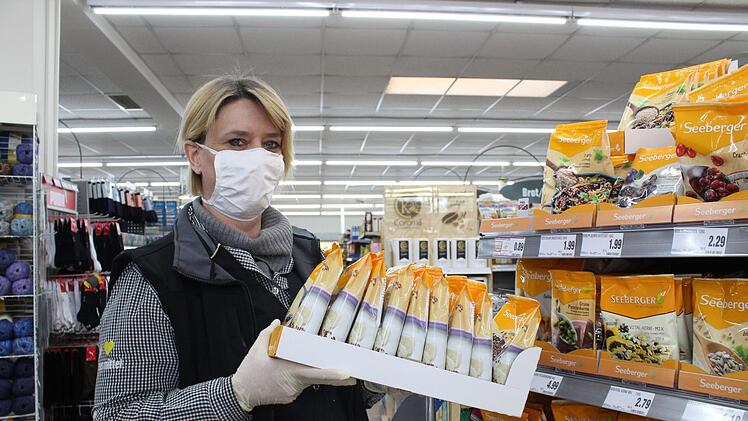 Mitarbeiterin Ute Engel r&auml;umt die Regale momentan mit Schutzmaske und Handschuhen ein. Foto: Cindy D&ouml;tschel
