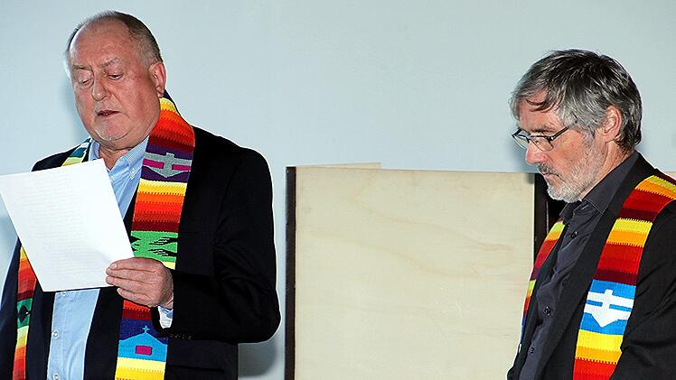 Die beiden Geistlichen, Pater Rudolf Theiler und Pfarrer Bernd Grosser (von links), hielten vor der Stadtratssitzung eine ökumenische Andacht ab. Sie mahnten zur Geschlossenheit im Gremium zum Wohle aller  Bürger.
