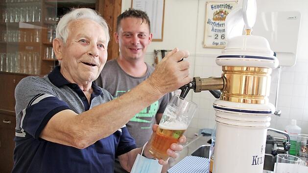 Er steht hinter dem Tresen und zapft ein frisches Bier - so kennt man Fred K&ouml;gel, der seit 55 Jahren dem Awo-Ortsverein Mainleus die Treue h&auml;lt. Das Herz von Enkel Holger Dembowski schl&auml;gt seit 25 Jahren f&uuml;r die Arbeiterwohlfahrt.