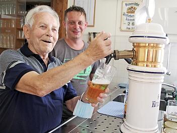 Er steht hinter dem Tresen und zapft ein frisches Bier - so kennt man Fred Kögel, der seit 55 Jahren dem Awo-Ortsverein Mainleus die Treue hält. Das Herz von Enkel Holger Dembowski schlägt seit 25 Jahren für die Arbeiterwohlfahrt.