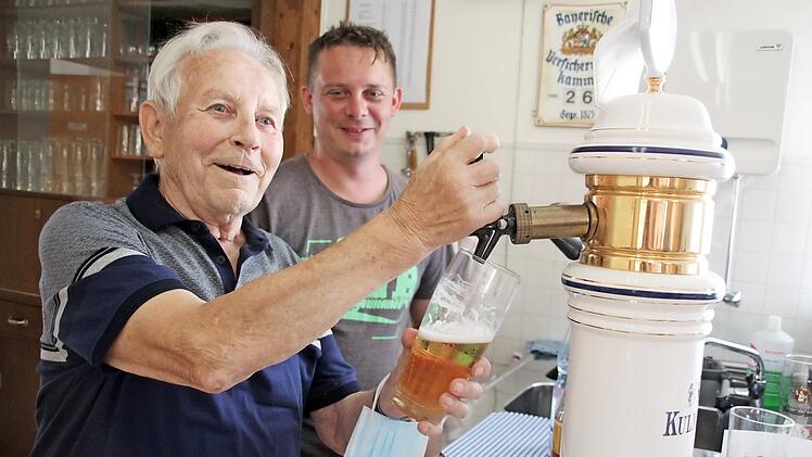 Er steht hinter dem Tresen und zapft ein frisches Bier - so kennt man Fred Kögel, der seit 55 Jahren dem Awo-Ortsverein Mainleus die Treue hält. Das Herz von Enkel Holger Dembowski schlägt seit 25 Jahren für die Arbeiterwohlfahrt.