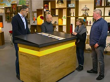 Anke und Norbert hatten Werbeschilder für Speiseeis dabei. Eis am Stiel kostete damals nur 50 Pfennig. "Das nennt man Inflation", klagte Gastgeber Horst Lichter wehmütig.