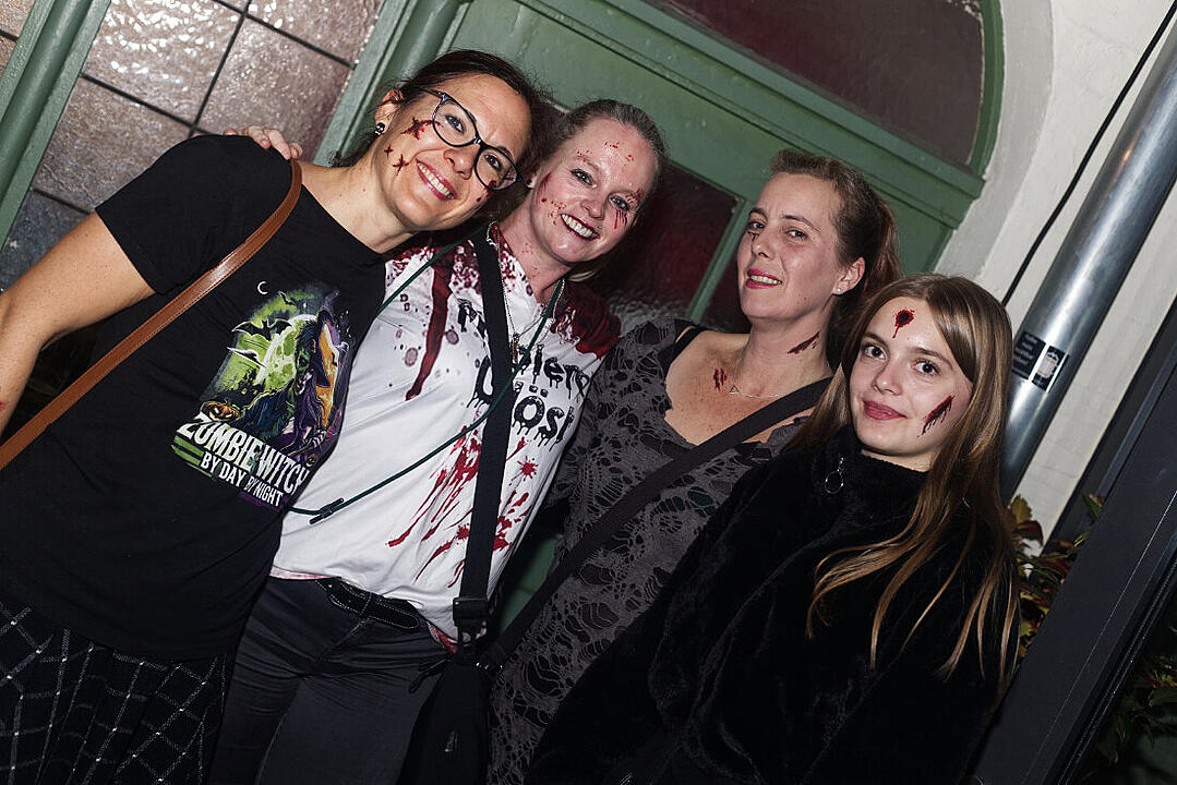 ME & MY (ZOMBIE) GIRLS HALLOWEEN