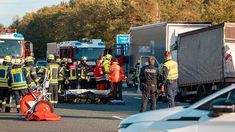 Kleinlaster kracht auf A3 bei Erlangen in Lkw