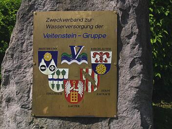 Über 5000 Bürger versorgt der Trinkwasserzweckverband Veitensteingruppe. Hier das Hinweisschild vor dem Gebäude in Kottendorf.  Fotos: Geiling