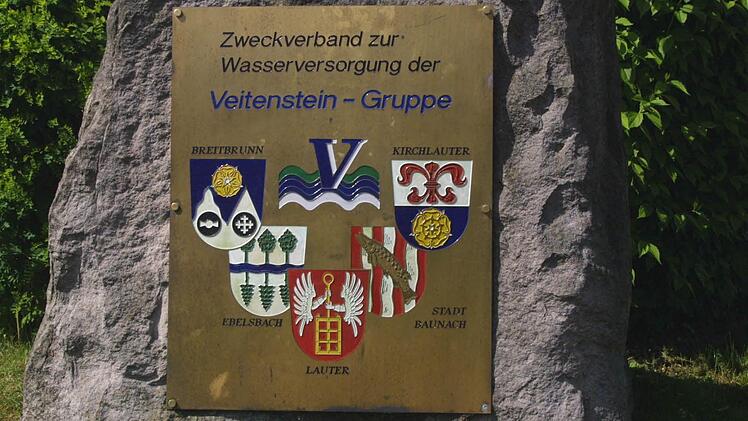 Über 5000 Bürger versorgt der Trinkwasserzweckverband Veitensteingruppe. Hier das Hinweisschild vor dem Gebäude in Kottendorf.  Fotos: Geiling