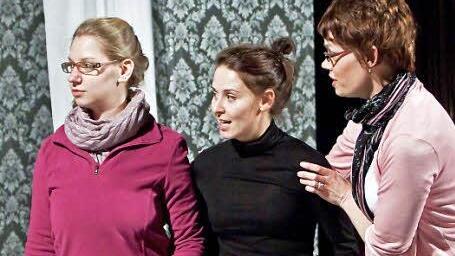 "Die Drehung der Schraube": Probenszene mit Carolin Rogos, Karolin Trübenbach und Hayley Sugars (von links).