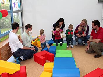 Die Wickelzwerge und ihre Eltern nehmen die neuen Räume gleich in Beschlag. Fotos: Johanna Blum