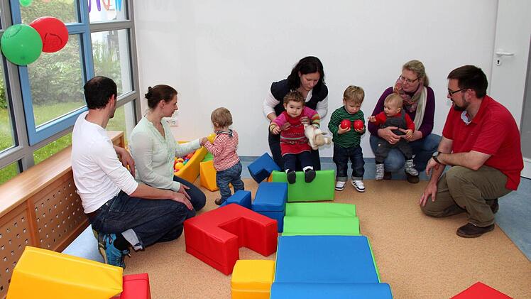 Die Wickelzwerge und ihre Eltern nehmen die neuen Räume gleich in Beschlag. Fotos: Johanna Blum