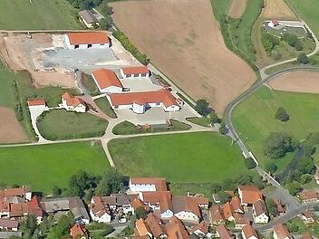 Auf die Aussiedelung der Firma Schoppel (oben im Bild) schauen Behörden und Stadträte ganz genau drauf. Foto: Landratsamt Haßberg