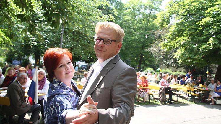 Ein Tänzchen in Ehren kann niemand verwehren - Christina Flauder vom Seniorenbeirat der Stadt und Bürgermeister Frank Wilzok eröffneten mit einem Tanz den Seniorengregori .