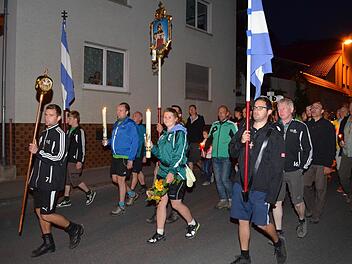 Jüngere Teilnehmer führen die Pilgergruppe an.  Fotos: Andreas Lomb
