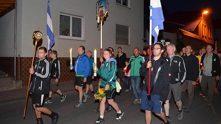 Jüngere Teilnehmer führen die Pilgergruppe an.  Fotos: Andreas Lomb
