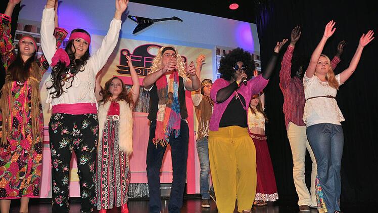 Die Crew des "Freien Fernsehens Wonfurt" tanzte zu Melodien aus dem Musical "Hair". Foto Ulrike Langer