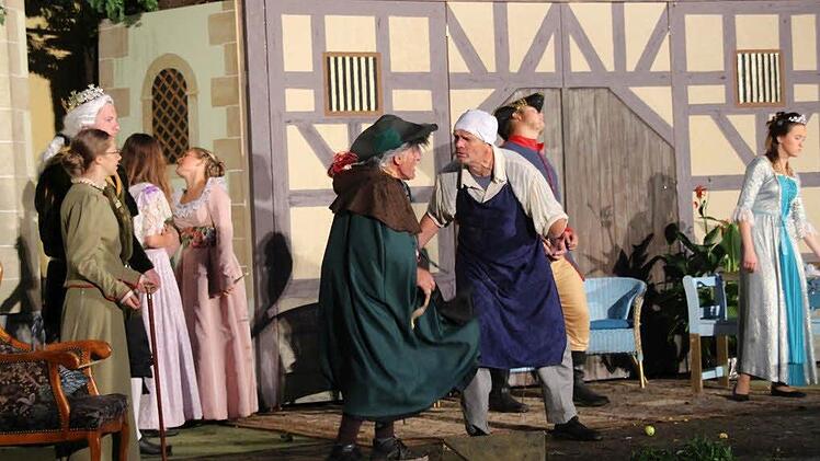 Aufführung des Märchens "Rumpelstilzchen" auf der Freilichtbühne im Schrimpf'schen Schloss  Foto: Dieter Britz