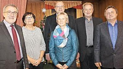 Bürgermeister Helmut Krämer mit Angela Beyerlein, Monika Schmeußer, Rüdiger Schmidt, Hans Göller und Friedrich Lang  Foto: Carmen Schwind