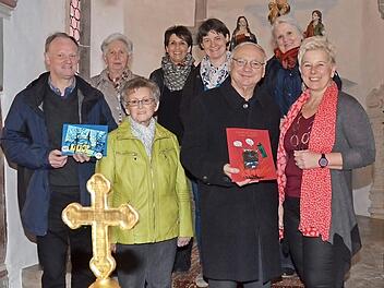 Spendenübergabe in der Dreifaltigkeitskirche in Hain (vorne, v. l.): Pfarrer Reinhold König, Renate Ammon, Willi Pechtold, Sabine Siegelin. Zweite Reihe: Ingrid Härtlein, Bianca Ströbele, Kirchenvorsteherin Manuela Ruf, Marion Martin. Foto: K.- H. Hofmann