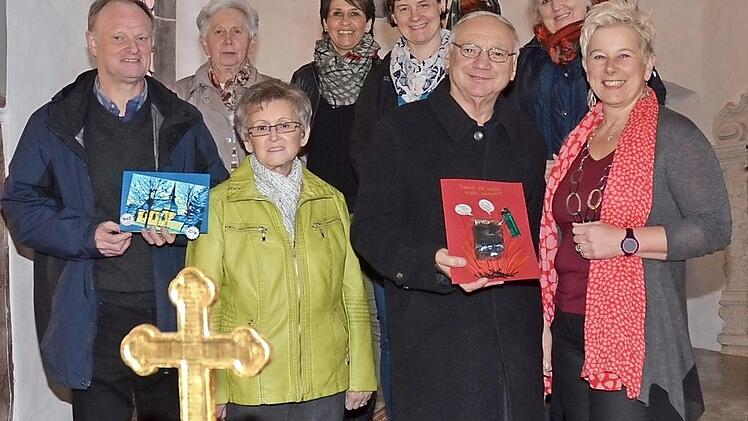 Spendenübergabe in der Dreifaltigkeitskirche in Hain (vorne, v. l.): Pfarrer Reinhold König, Renate Ammon, Willi Pechtold, Sabine Siegelin. Zweite Reihe: Ingrid Härtlein, Bianca Ströbele, Kirchenvorsteherin Manuela Ruf, Marion Martin. Foto: K.- H. Hofmann