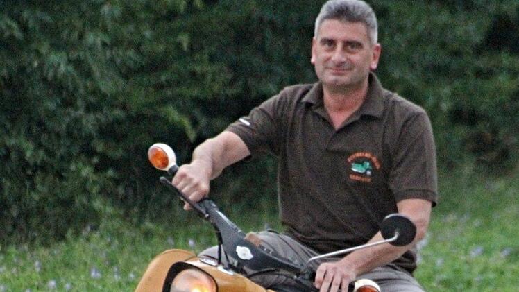 Der Vorsitzende des "Schwalben-Clubs" Gereuth, Martin Klee, zeigt, dass seine "gelbe Schwalbe" noch "fliegen" kann, und dreht eine Runde in der Einfahrt seines Grundstücks. Foto: Helmut Will