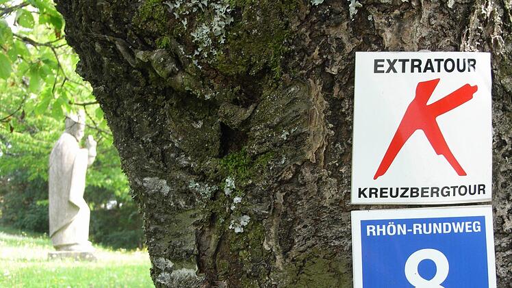 Das Kreuzberg-Extratour-Logo vor einer Heiligenplastik in Kilianshof. Foto: Joachim Rübel