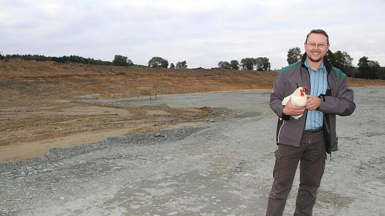 Landwirt Stephan Haas hat bislang nur eine Teilbaugenehmigung für den Stall für 12 000 Legehennen bekommen. Das bedeutet, er kann bislang lediglich den Rohbau erstellen. Der Bescheid des Wasserwirtschaftsamtes Hof steht noch aus.Sonny Adam