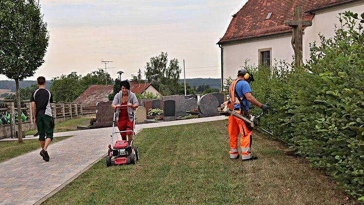 Kurzer Smalltalk bei Gresselgrund mit Baggerfahrer Franz Beck, Walter Graumann und Gerd-Peter Schmidt (von links). Foto: Helmut Will