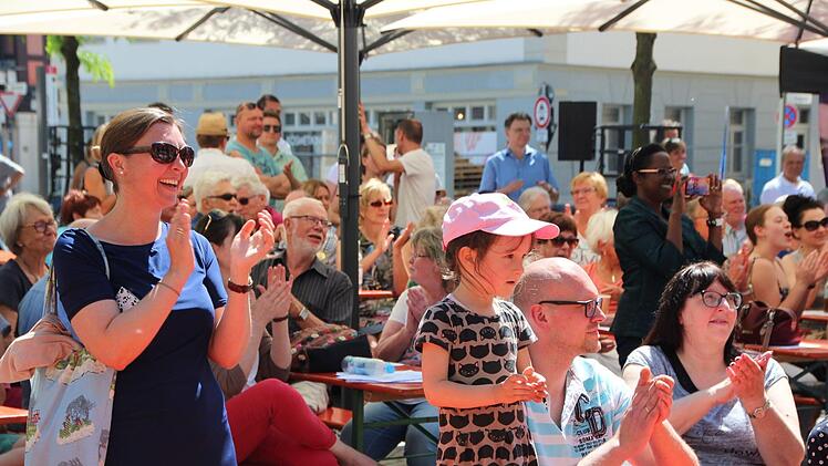 Viel Beifall gab es von den zahlreichen Zuhörern auf dem Albertsplatz.