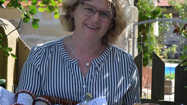 Zwei geflochtene Schalen nutzt Angelika Herbst aus Döringstadt immer wieder gern, um regionale Spezialitäten darin zu präsentieren. Fotos: Elisa Herbst