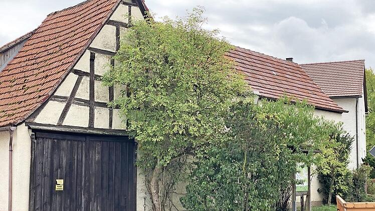 Im Bereich der Scheune des Anwesens Kröner an der Ecke zur Seeringstraße wird die von Andreas Klesse geschaffene Sandsteinskulptur, die er der Gemeinde Stettfeld geschenkt hatte, ihren Ehrenplatz finden. Darauf verständigte sich der Gemeinderat.  Foto: Christian Ziegler