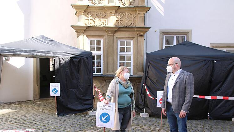 Elisabeth Müller unterhält sich mit Bürgermeister Michael Kastl im Schlosshof, wo die neue Corona-Schnellteststrecke aufgebaut ist. Foto: Thomas Malz
